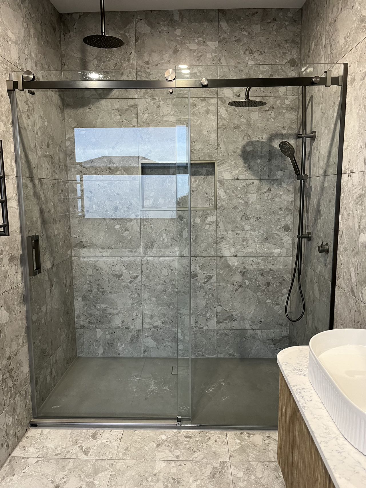 FRAMELESS | SLIDING | FRONT PANEL